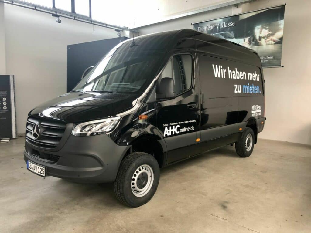 Detailansicht einer Transporter-Fahrzeugbeschriftung in Cottbus für AHC