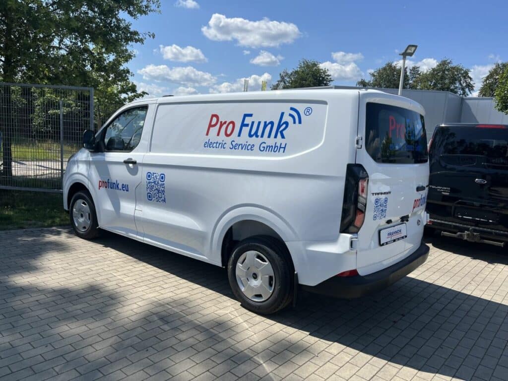 Detailansicht einer Transporter-Fahrzeugbeschriftung für PROFunk in Cottbus