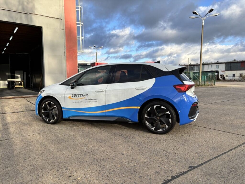 Fahrzeugbeschriftung für EMB SPREEGAS in Cottbus durch KLT-Werbung Seat Cupra