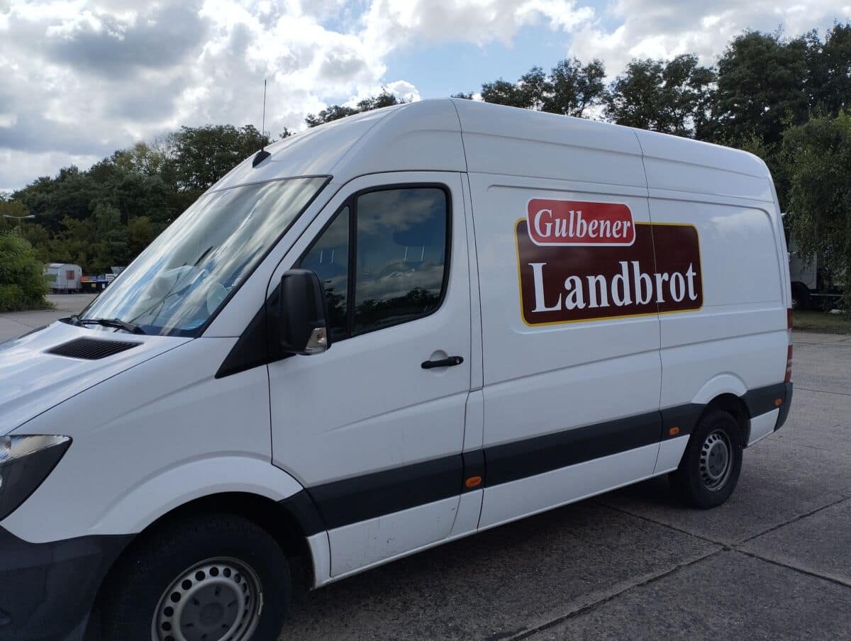Detailansicht einer Transporter-Fahrzeugbeschriftung in Cottbus für die Landbaeckerei Gulben