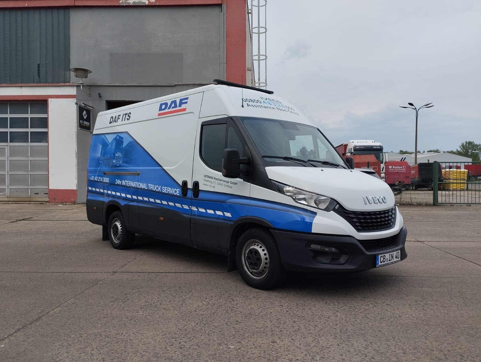 Detailansicht einer Transporter-Fahrzeugbeschriftung für INTRANS in Cottbus
