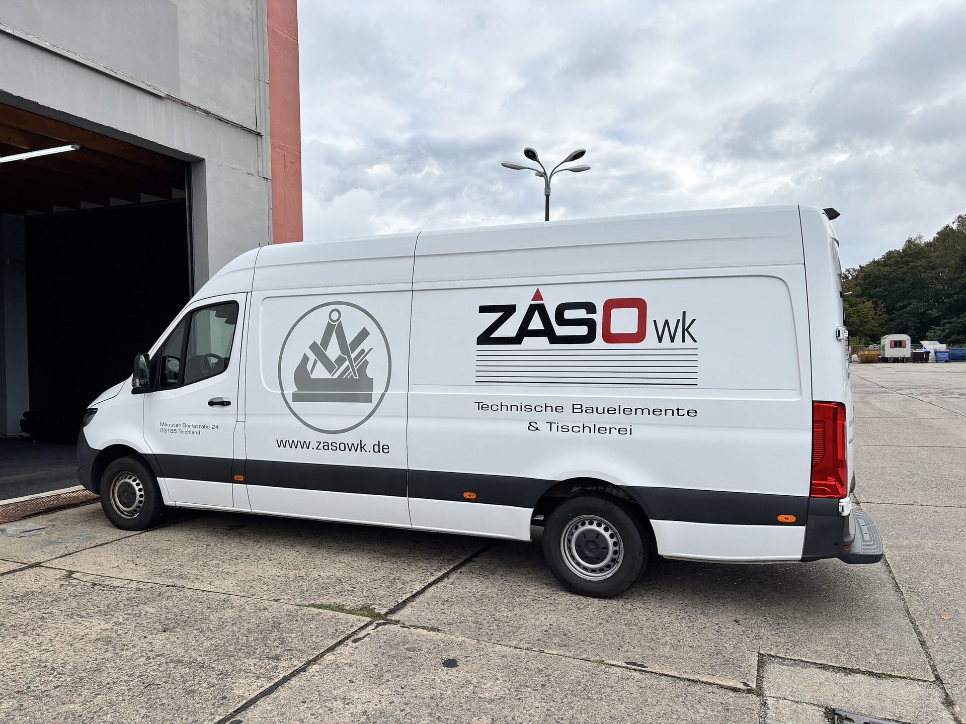 Detailansicht einer Transporter-Fahrzeugbeschriftung in Cottbus für ZASOwk