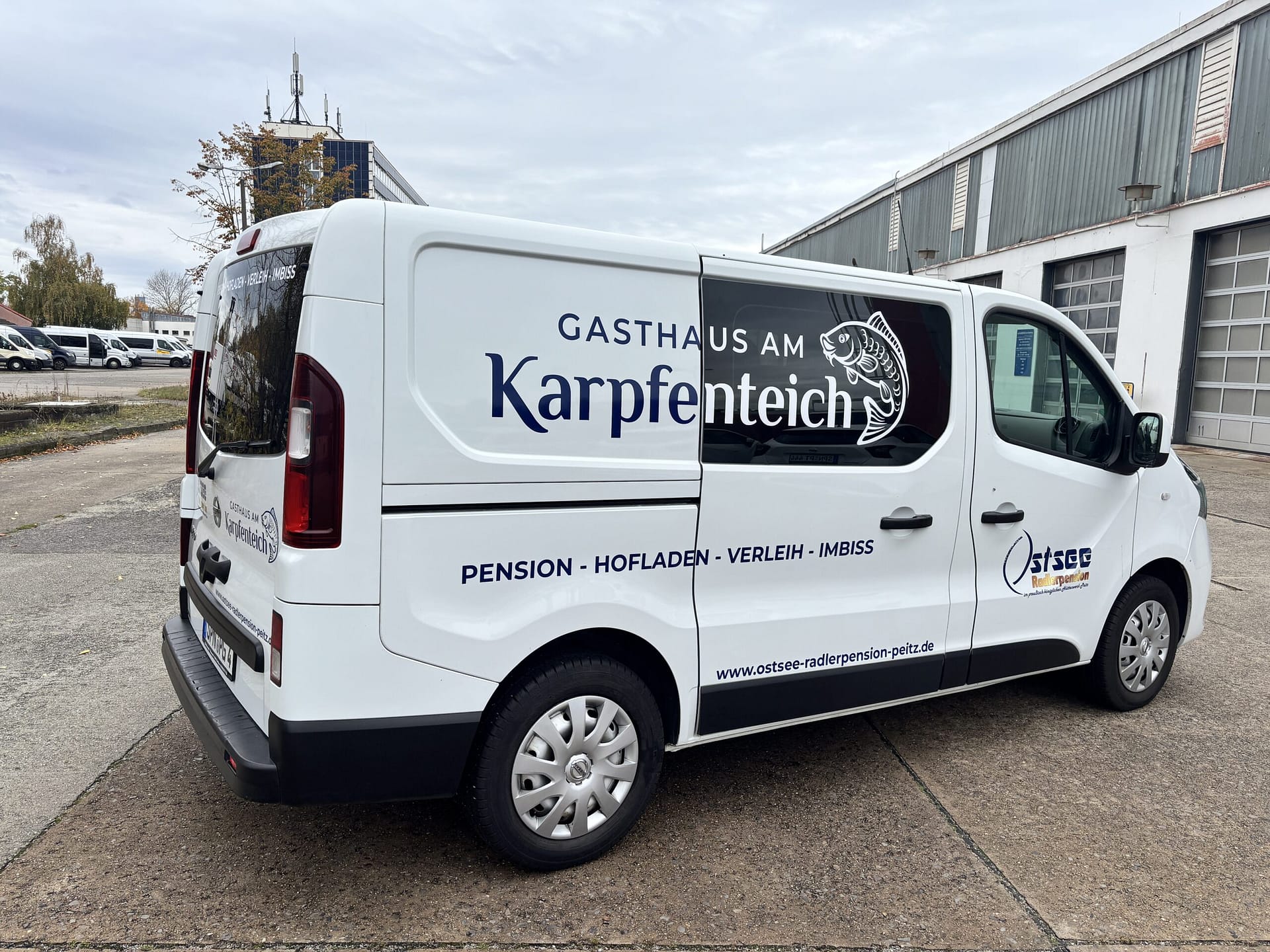 Detailansicht einer Transporter-Fahrzeugbeschriftung in Cottbus Gasthaus am Karpfenteich