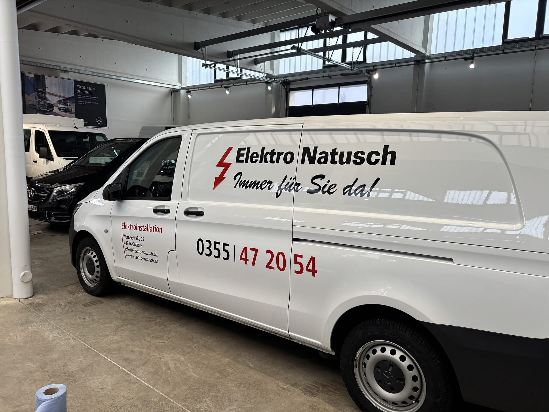 Detailansicht einer Transporter-Fahrzeugbeschriftung in Cottbus Elektro Natusch