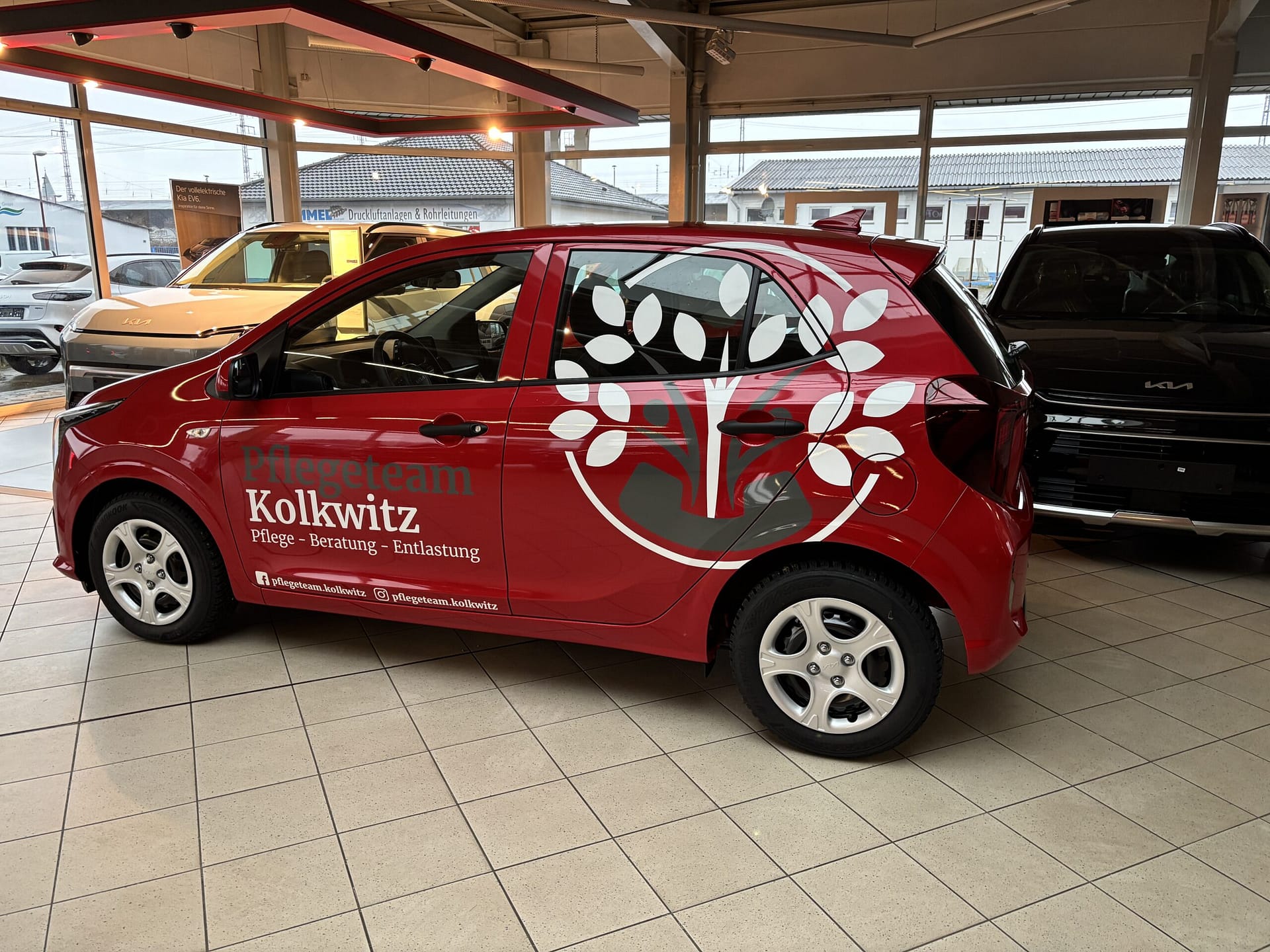 Fahrzeugbeschriftung für Pflegeteam Kolkwitz in Cottbus durch KLT-Werbung